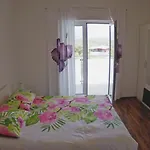 In House Sanja Apartman Rakalj